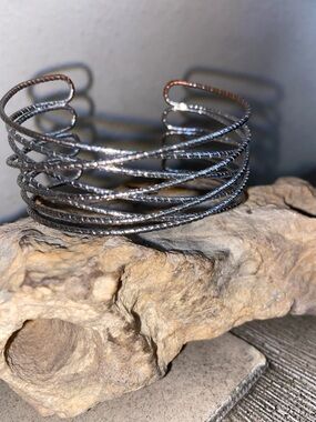5/$10❤️❤️❤️Multi-Loop Silver Tone Wire Cuff Bracelet